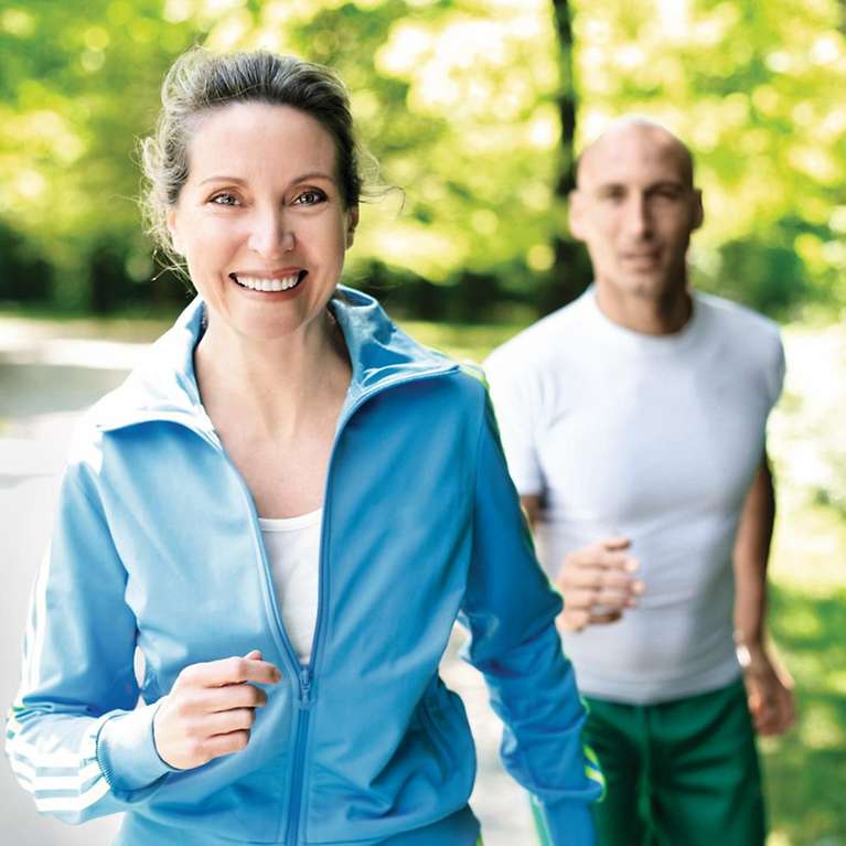 Eine Frau und ein Mann beim Joggen.